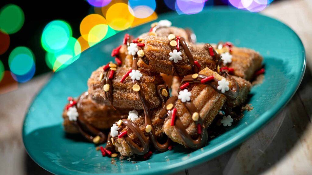 A festa especial de natal Jollywood Nights do parque temático Disney's Hollywood Studios em Walt Disney World contará com itens exclusivos no menu como churros de gingerbread