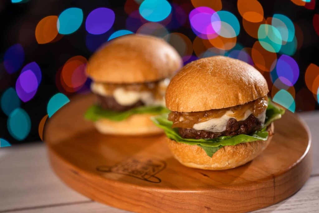 A festa especial de natal Jollywood Nights do parque temático Disney's Hollywood Studios em Walt Disney World contará com itens exclusivos no menu como hamburguinhos