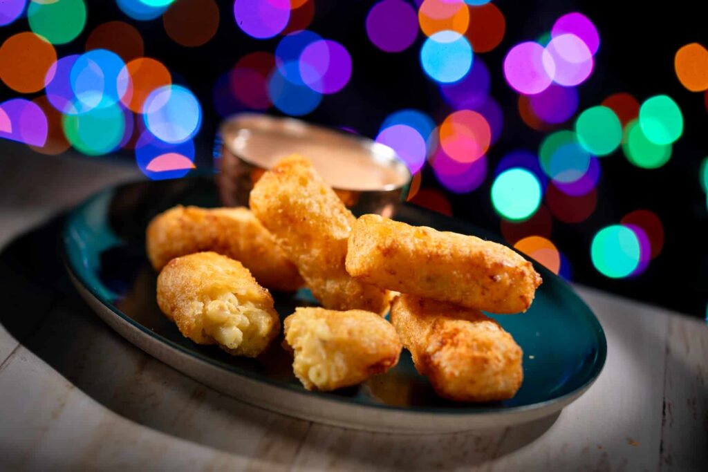 croquete de mac and cheeese da seleção gastronômica especial que será servida na festa de natal do Hollywood Studios, o Jollywood Nights na Disney World
