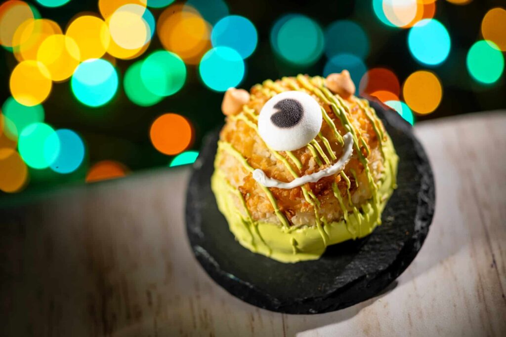 A festa Jollywood Nights que celebra o natal no parque Hollywood Studios, na Disney conta com seleção de comidas típicas especiais como macaroon do Mike Wazowsky
