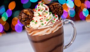 A festa Jollywood Nights que celebra o natal no parque Hollywood Studios, na Disney conta com seleção de comidas típicas especiais como chocolate quente do Mickey