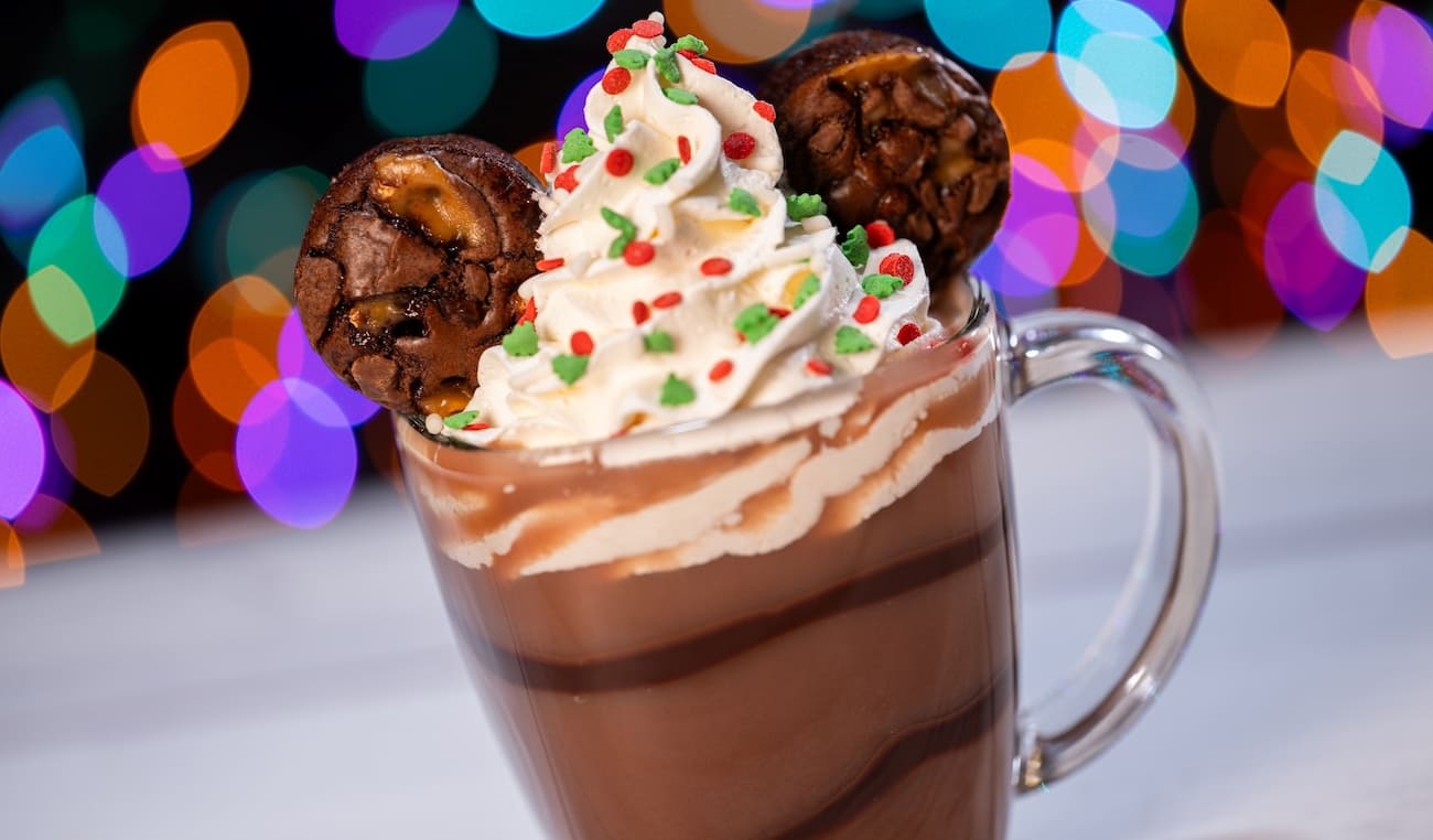 A festa Jollywood Nights que celebra o natal no parque Hollywood Studios, na Disney conta com seleção de comidas típicas especiais como chocolate quente do Mickey
