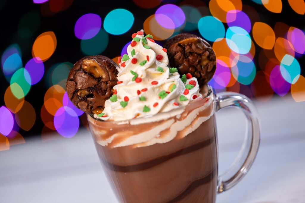 A festa Jollywood Nights que celebra o natal no parque Hollywood Studios, na Disney conta com seleção de comidas típicas especiais como chocolate quente do Mickey