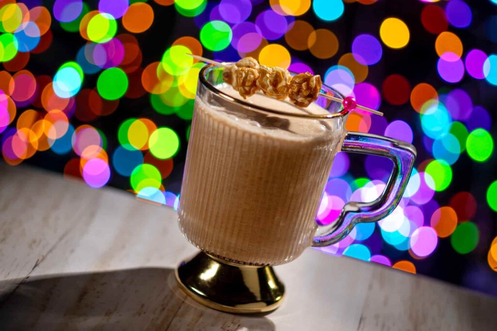 A festa Jollywood Nights que celebra o natal no parque Hollywood Studios, na Disney conta com seleção de comidas típicas especiais como cidra