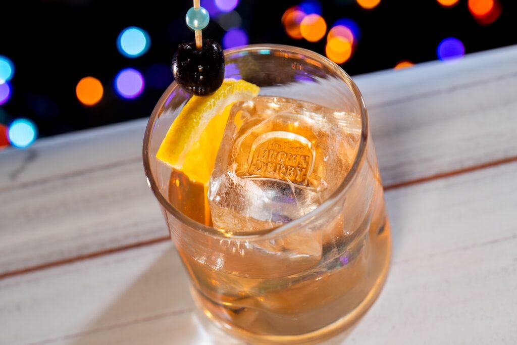 A festa Jollywood Nights que celebra o natal no parque Hollywood Studios, na Disney conta com seleção de comidas típicas especiais como bourbon