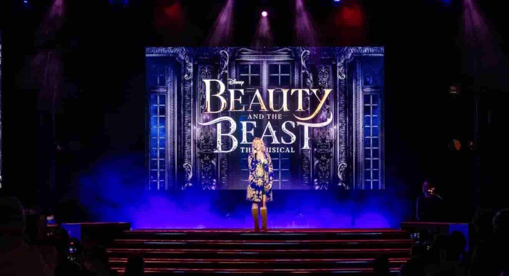Cantora do sow da Bela e a Fera na Broadway canta no palco do Epcot em Walt Disney World Resort durante o Festival of Arts