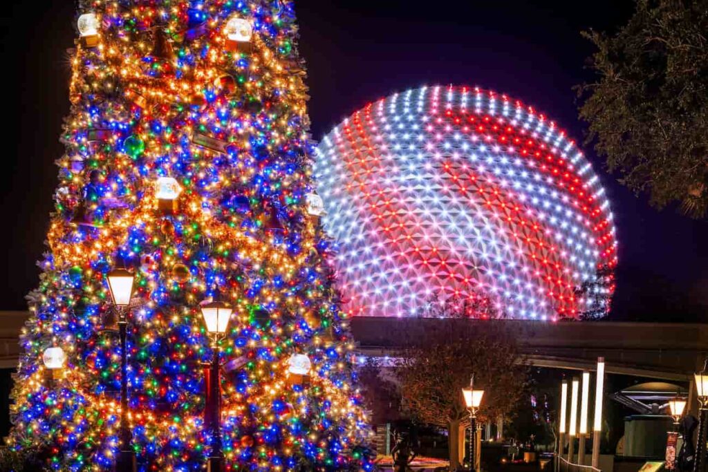 Spaceship Earth, a bola do Epcot, símbolo do parque de diversões da Disney em Orlando, iluminada especialmente para as festas de natal e final de ano, e a enorme árvore de natal que decora o parque nessa época