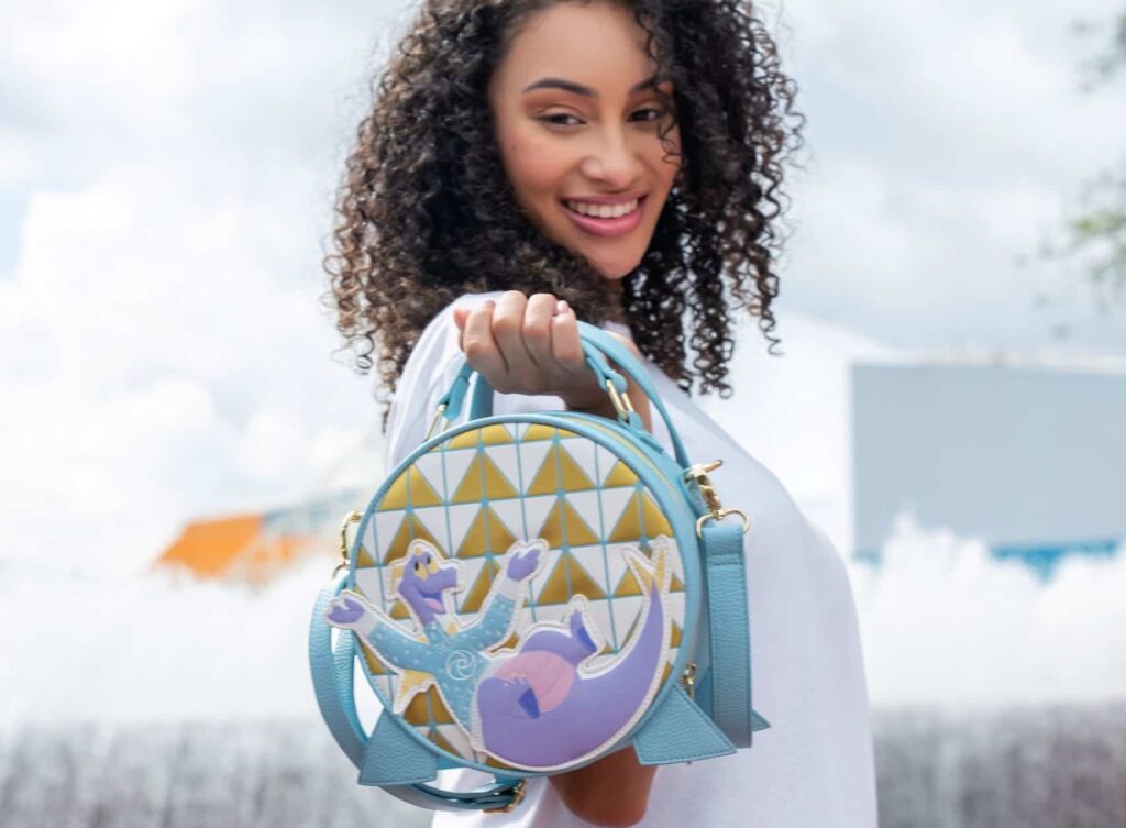 mulher exibe as bolsa especial do Festival of Holidays, que acontece anualmente durante as festas de final de ano no parque de diversões da Disney, o Epcot