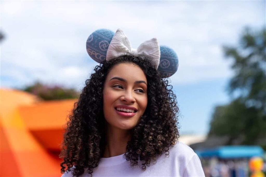 mulher exibe as orelhinhas temáticas especiais do Festival of Holidays, que acontece anualmente durante as festas de final de ano no parque de diversões da Disney, o Epcot