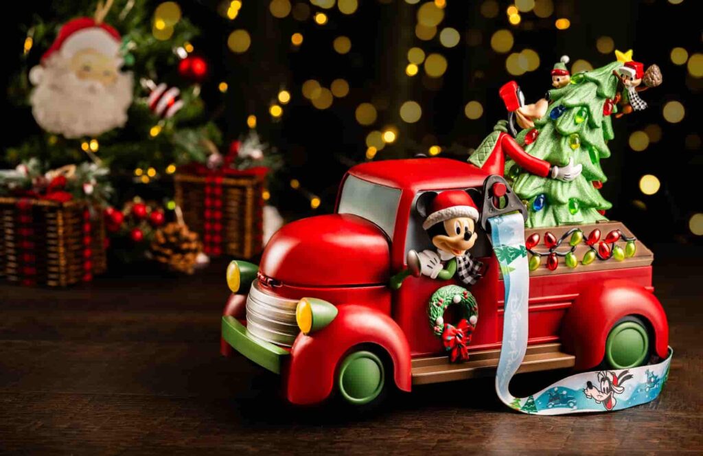 Balde de pipoca do Mickey em uma caminhonete levando uma árvore de natal junto com o Pateta, exclusivamente oferecido durante a festa de natal do Magic Kingdom na Disney, a Mickey's Very Merry Christmas Party