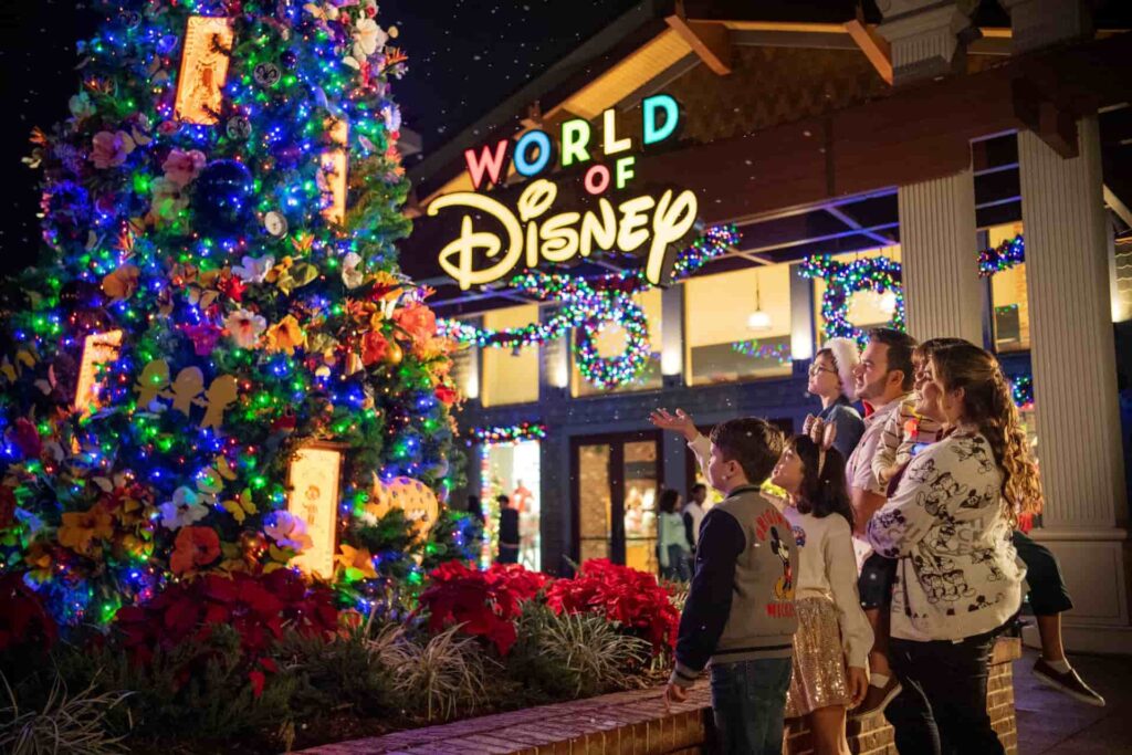 família curte o passeio das árvores de natal decoradas especialmente com temas da Disney durante as festas de final de ano no Disney Springs