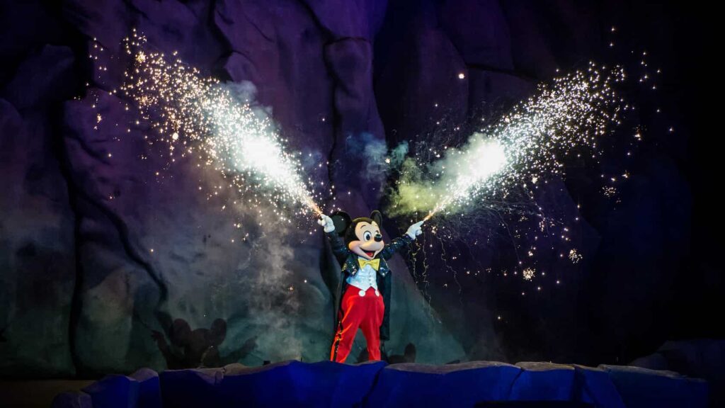 Mickey soltando fogos pelas mãos, tradicional cena do início do show noturno do parque temático Disney's Hollywood Studios, o Fantasmic!