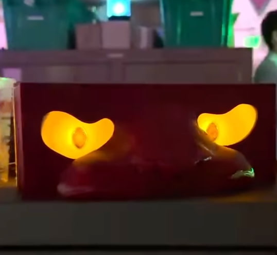 olhos que se movem junto com você sendo desenvolvidos pelos imagineers da Disney possivelmente para a villains land no Magic Kingdom