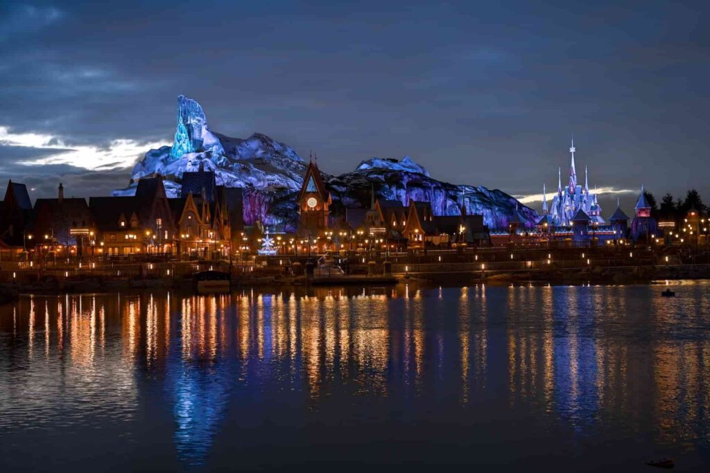 Imagem geral de como será a nova área World of Frozen na Disneyland Paris, com destaque ao castelo de gelo da Elsa de Arendelle