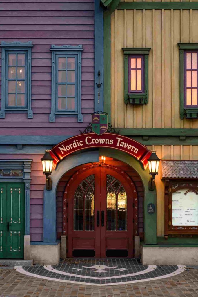 Imagem de World of Frozen na Disneyland Paris, mostra detalhes da entrada do restaurante da área