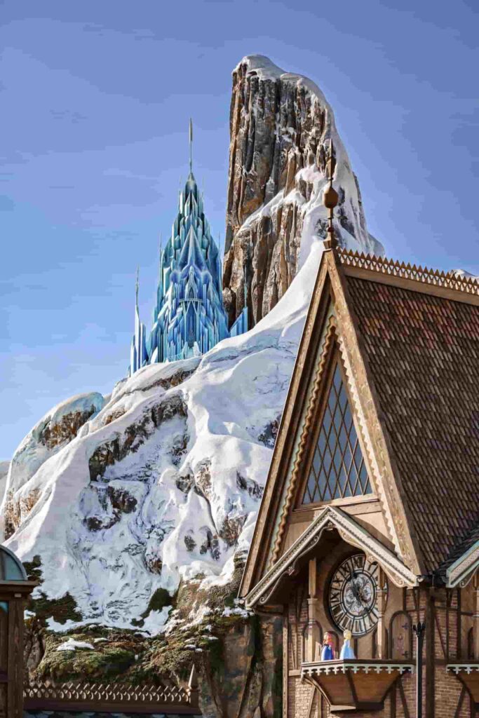 Imagem geral de como será a nova área World of Frozen na Disneyland Paris, com destaque ao castelo de gelo da Elsa de Arendelle