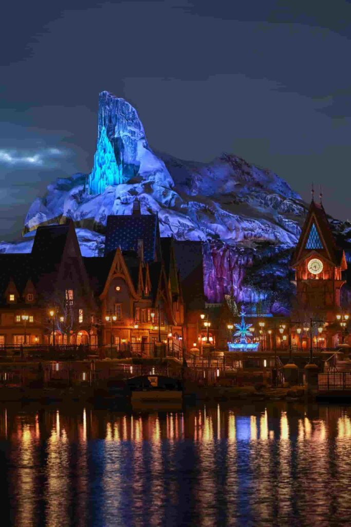 Imagem geral de como será a nova área World of Frozen na Disneyland Paris, com destaque ao castelo de gelo da Elsa de Arendelle