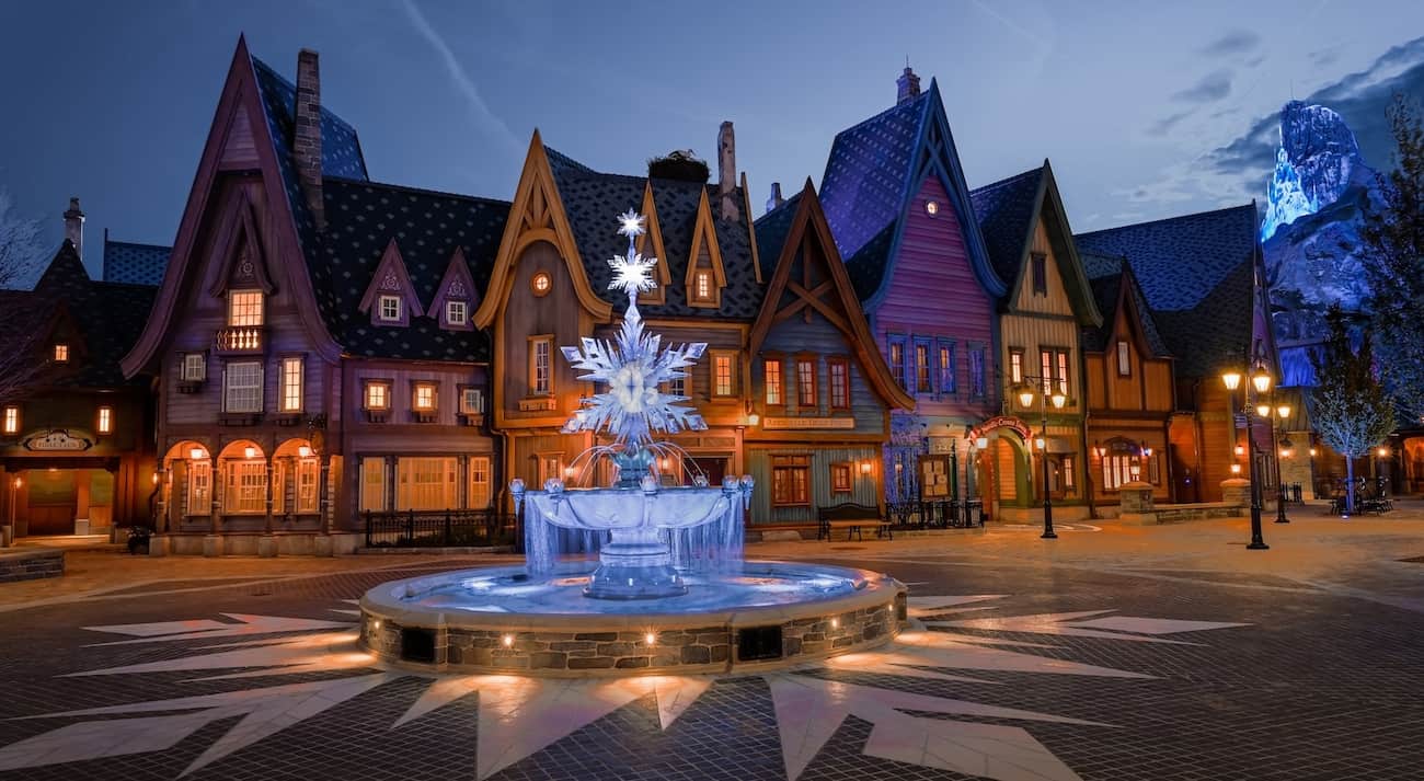 Imagem geral de como será a nova área World of Frozen na Disneyland Paris, com destaque ao castelo de gelo da Elsa de Arendelle