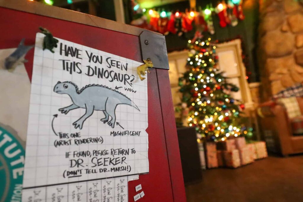 Cenário construído especialmente para receber o Papai Noel durante as festas de final de ano no parque temático Disney's Animal Kingdom, com detalhes de dinossauros