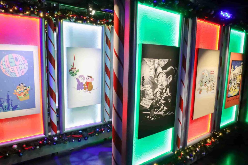 Cenário construído especialmente para receber o Papai Noel durante as festas de final de ano no parque temático Disney's Hollywood Studios, com detalhes de filmes clássicos da Disney
