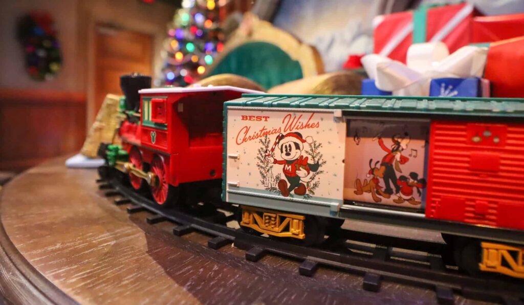 Cenário construído especialmente para receber o Papai Noel durante as festas de final de ano no parque temático Disney's Hollywood Studios com trenzinho natalino nos detalhes