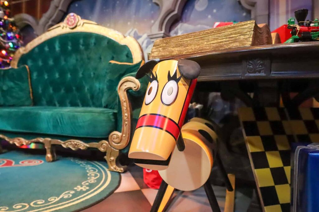 Cenário construído especialmente para receber o Papai Noel durante as festas de final de ano no parque temático Disney's Hollywood Studios