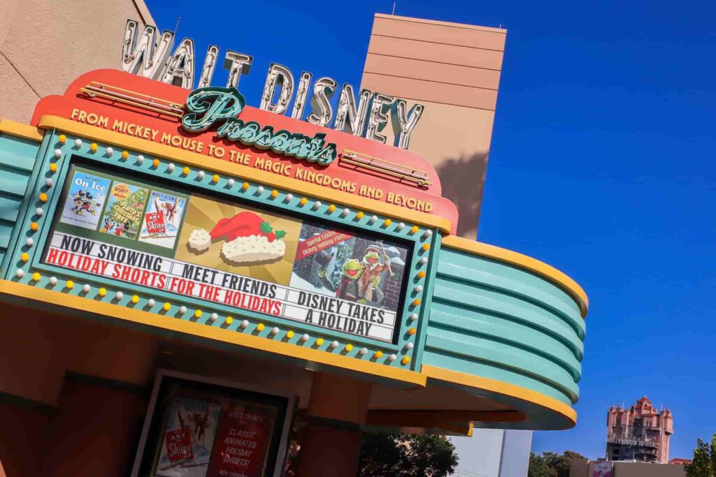 Cenário construído especialmente para receber o Papai Noel durante as festas de final de ano no parque temático Disney's Hollywood Studios acontece no Walt Disney Presents