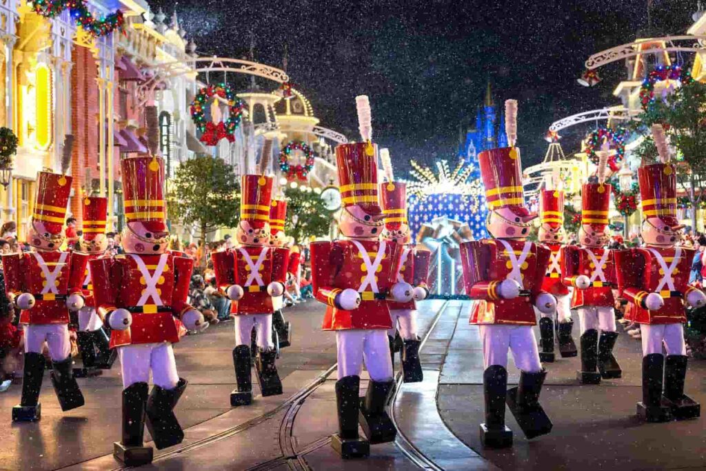 Soldadinhos de chumbo, marcham na Main Street USA no parque temático Magic Kingdom em Walt Disney World Resort, quando durante a Festa Mickey's Very Merry Christmas Party, neva