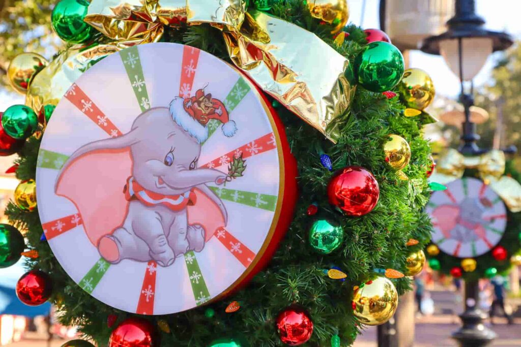 Decoração de Natal do parque de diversões Magic Kingdom, em Walt Disney World Resort, Orlando, tem Dumbo como um dos destaques