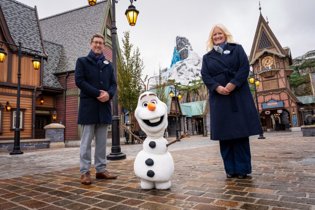 Animatrônico do Alof na Frozen Land na Disneyland Paris com Cast Members animados com o anúncio do robô