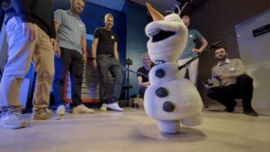 Olaf sendo testado pelos imagineerings, os engenheiros da Disney, para a nova era de animatrônicos de parques temáticos, que tem autonomia e capacidade de interagir com os visitantes
