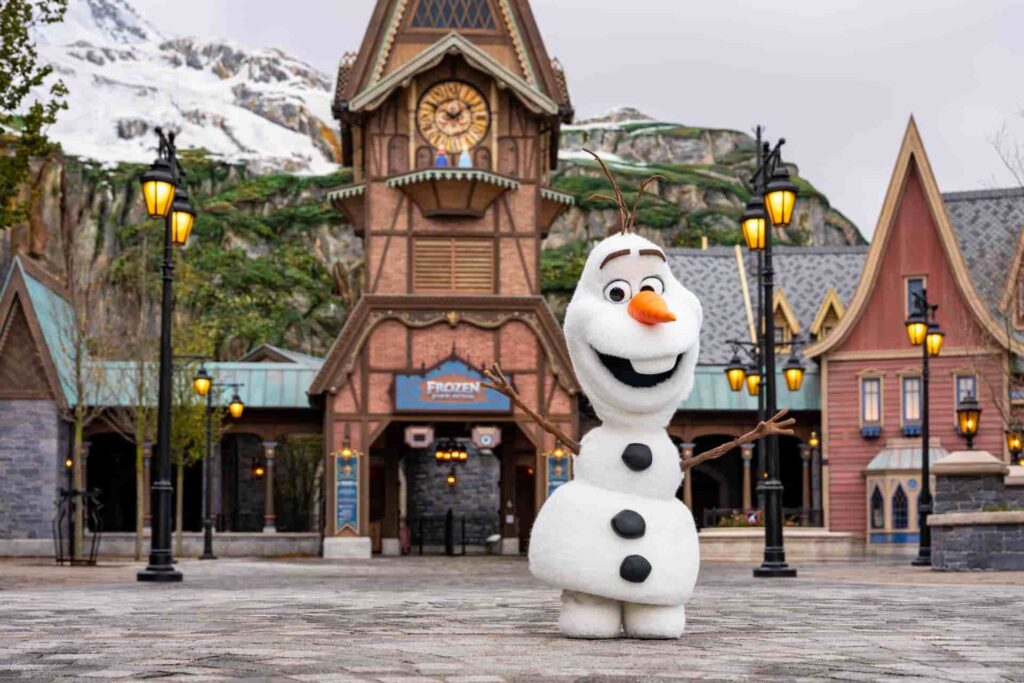 Robô do Olaf, personagem do Filme Frozen, feliz na Frozen Land, área temática de Frozen da Disneyland Paris