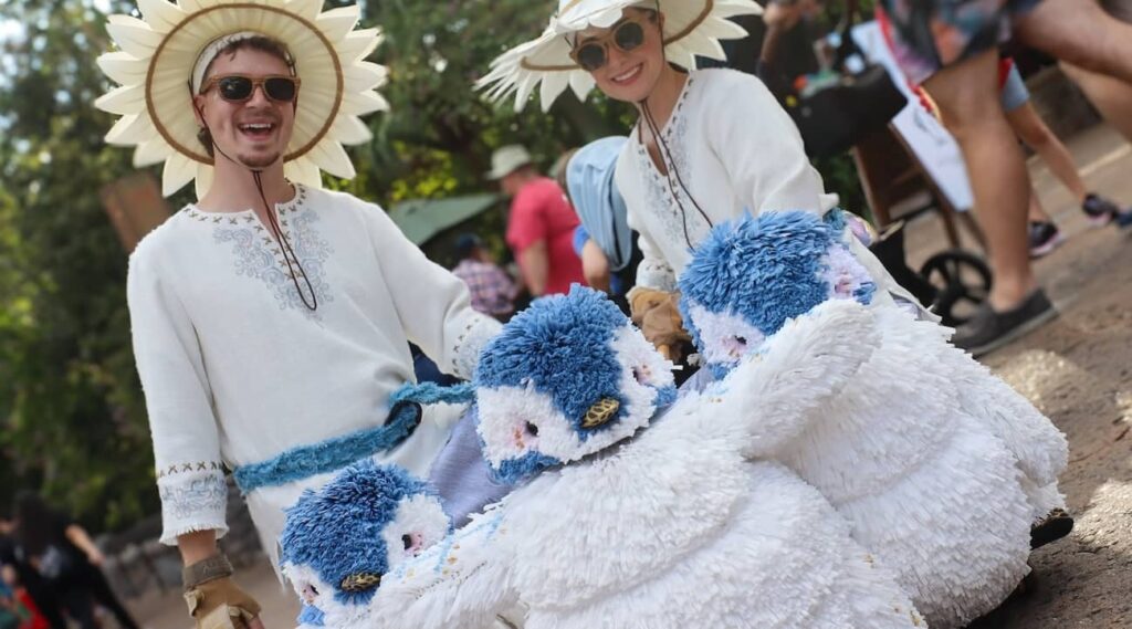 Cast members super felizes e animados com seus pinguins que faz parte do Merry Menagerie, celebração natalina que acontece no parque Animal Kingdom na Disney