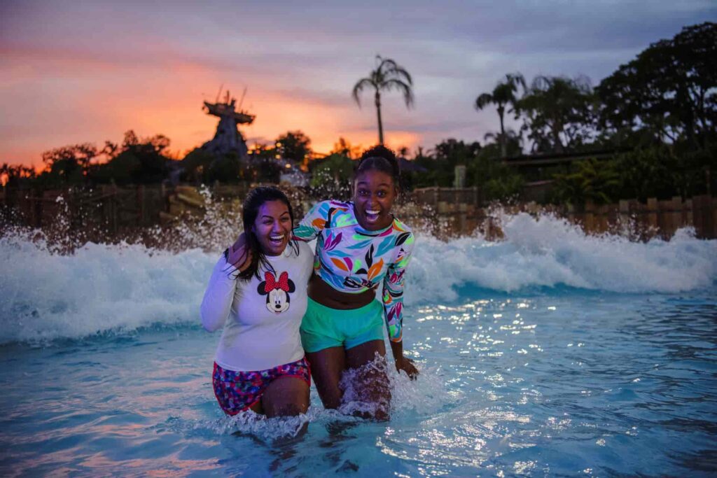 Meninas se divertem na piscina de ondas do Typhoon Lagoon durante o evento H2O Glow, a festa after hours do parque aquático