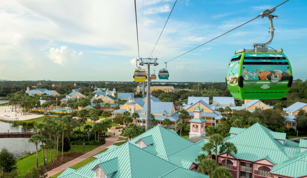 Skyliner é o teleférico da Disney, usado como meio de transporte gratuito pelos hóspedes, mas que também pode ser usado sem custo extra por qualquer outro visitante