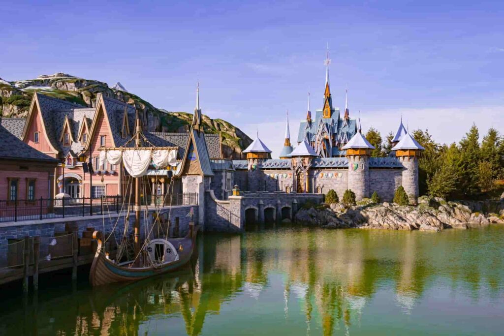 Imagem geral de como será a nova área World of Frozen na Disneyland Paris, com destaque ao castelo de gelo da Elsa de Arendelle