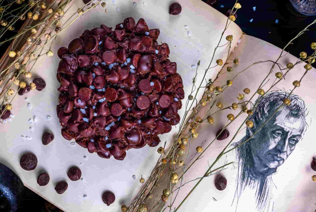 imagem artística promocional de cookie do Gideon's Bakehouse, o mais famoso de todas Disney Springs