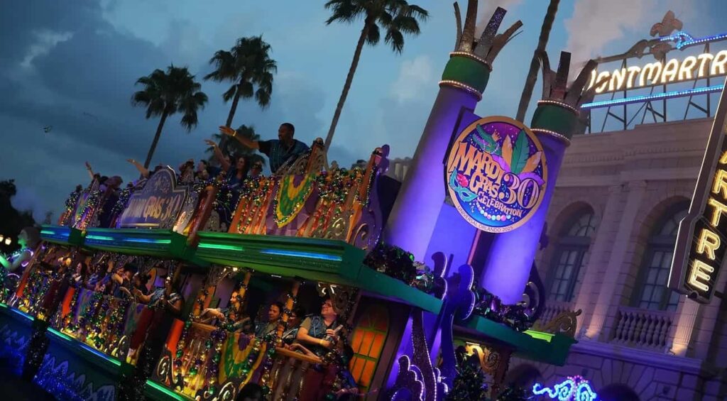 foto que mostra carro alegórico do Mardi Gras, evento de carnaval que acontece no parque temático Universal Studios em Orlando