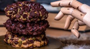 imagem artística promocional de cookie do Gideon's Bakehouse, o mais famoso de todas Disney Springs