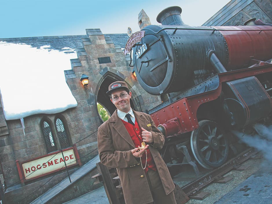 condutor em frente ao Hogwarts Express, trem do Harry Potter no parque temático Islands of Adventure da Universal Studios Florida