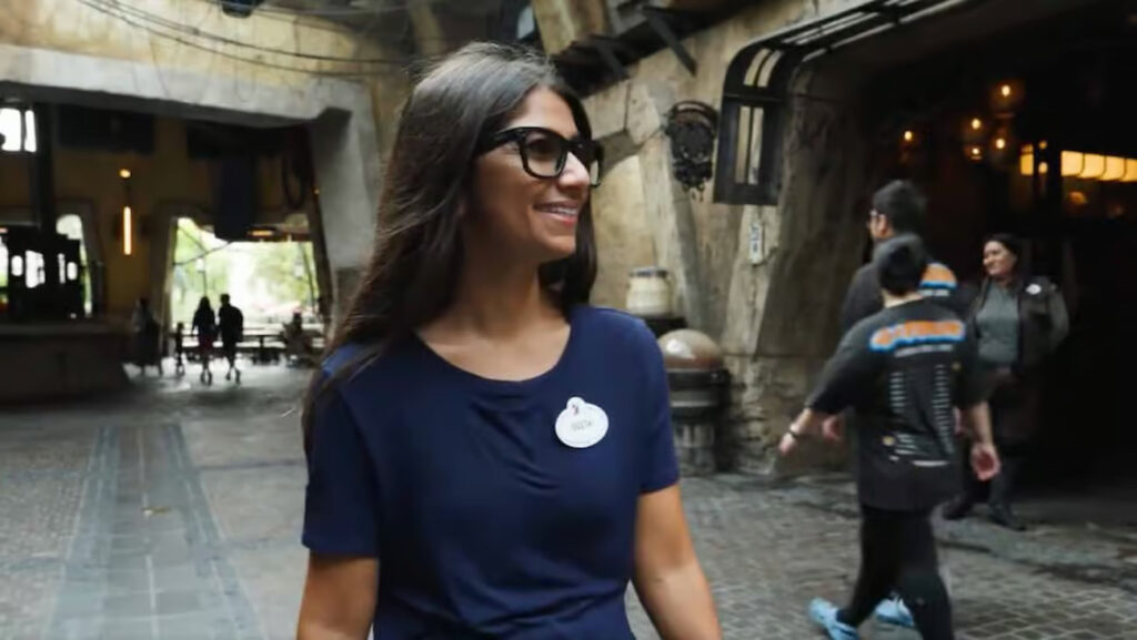 Mulher anda por parque da Disney com seus óculos Rayban Meta