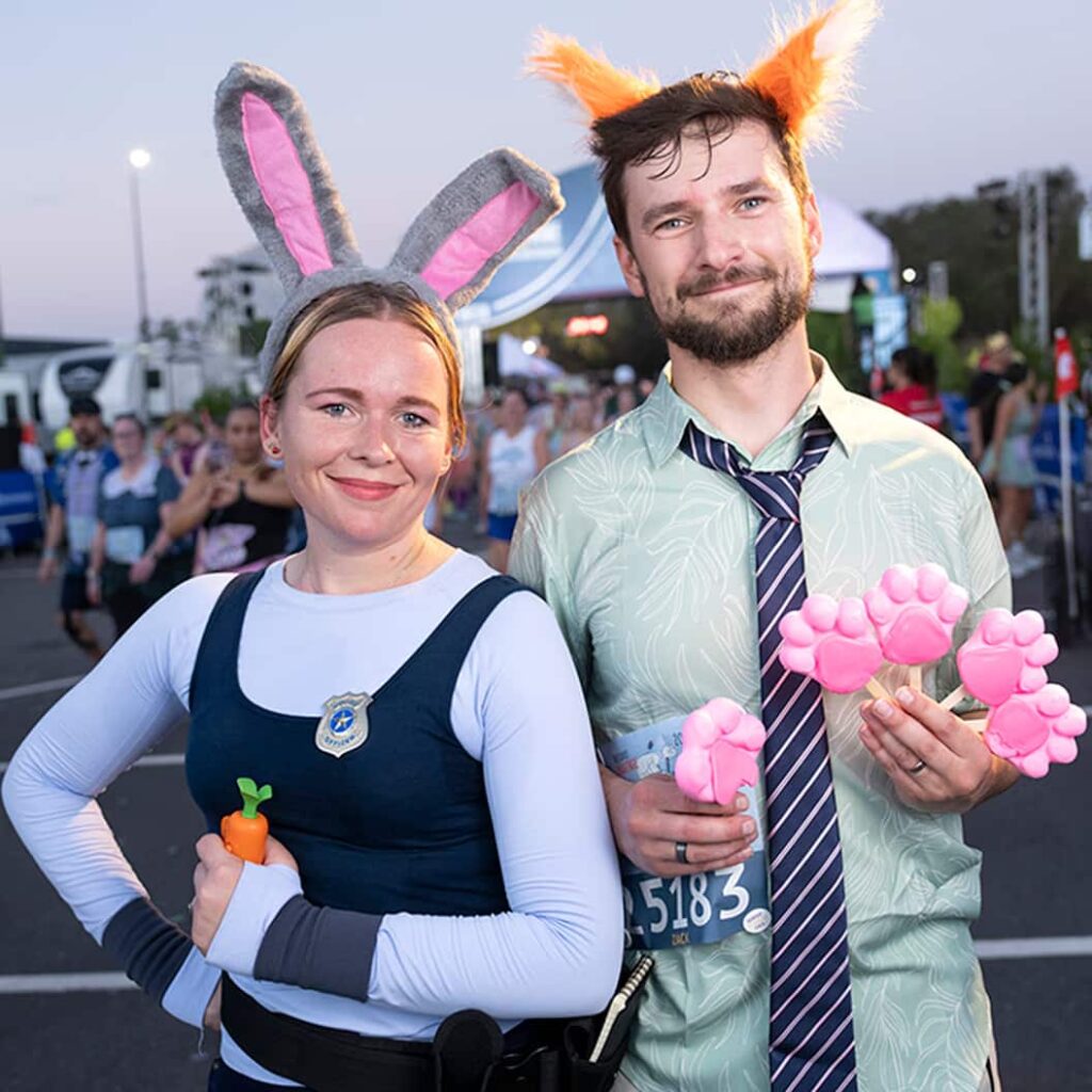 Casal fantasiado de Judy Hopps e Nick Wild posam para foto após terminar a corrida da RunDisney em Orlando dentro do Walt Disney World Resort