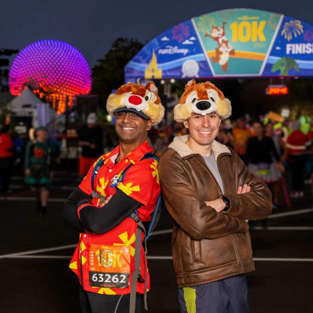 Amigos fantasiados de Tico e Teco posam para foto após terminar a corrida de 10k da RunDisney em Orlando dentro do Walt Disney World Resort