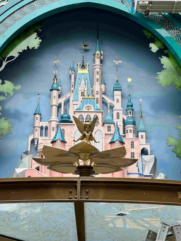 A impressionante arte do Storybook Castle com a Sininho mais a frente, parte majestosa da decoração do novo navio da Disney Cruise Line, o Disney Adventure