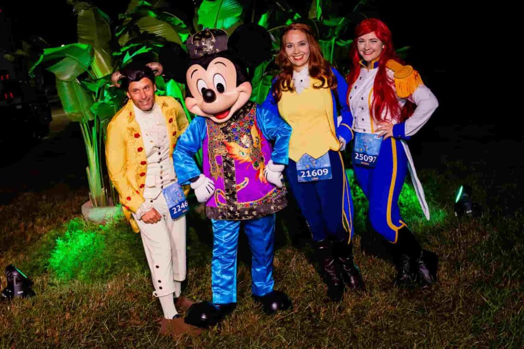 Corredores tiram fotos com Mickey Mouse durante as corridas da RunDisney