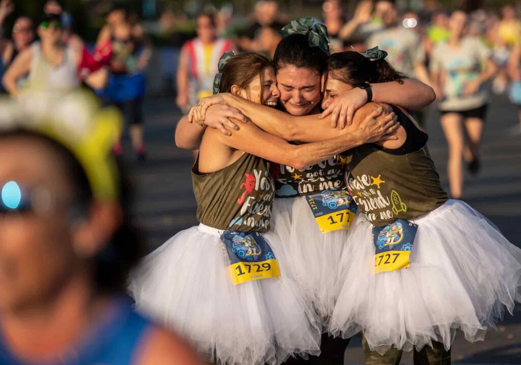 Mulheres se abraçam e comemoram emocionadas a corrida RunDisney