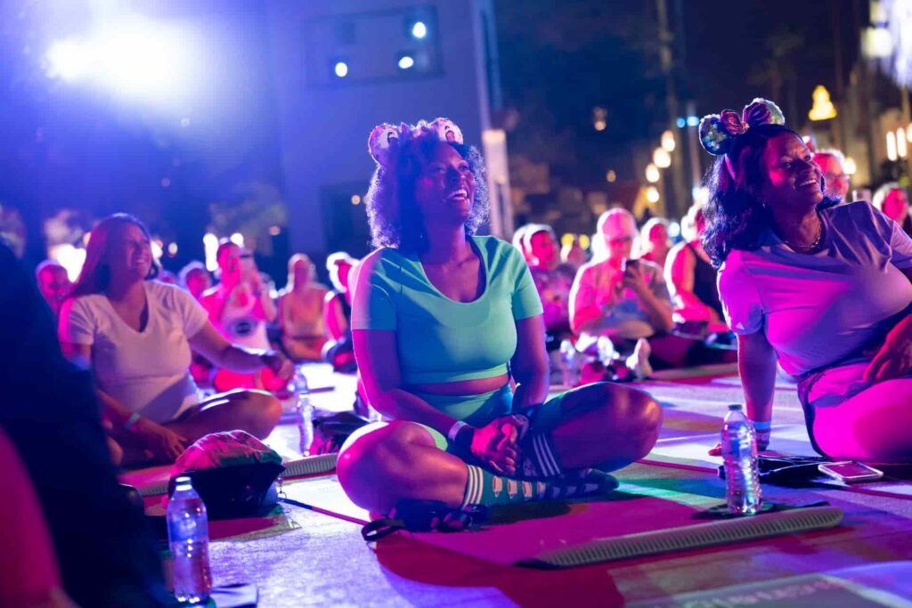 Pessoas participam do Yoga especial nos parques durante os eventos da RunDisney
