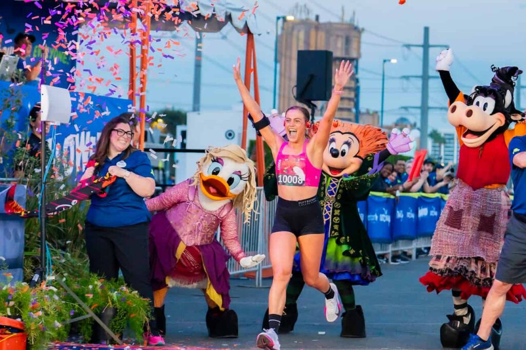 Minnie e Margarida recepcionam corredores e comemoram na chegada das corridas RunDisney