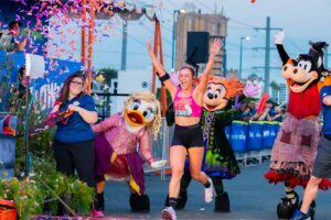 Minnie e Margarida recepcionam corredores e comemoram na chegada das corridas RunDisney