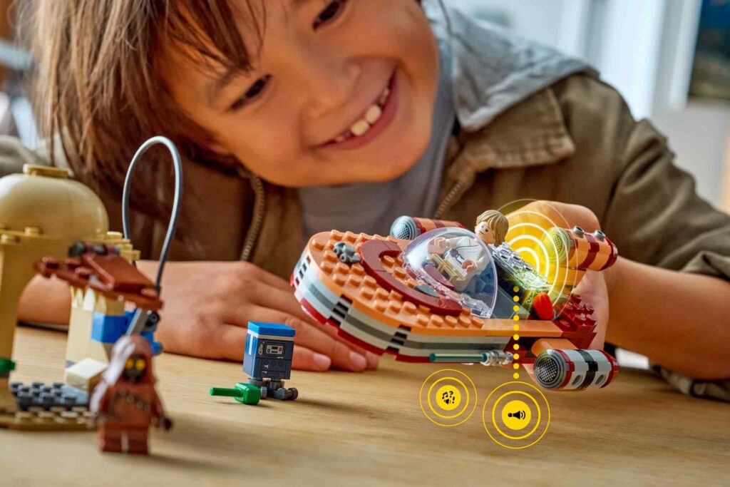 Criança brinca com Naves de Star Wars feitas de Lego Smart Play, a nova geração interativa e tecnológica da marca